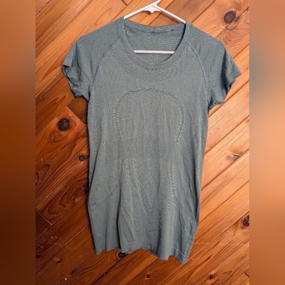 lululemon athletica Short Sleeve Tee -Sage Green Size 6